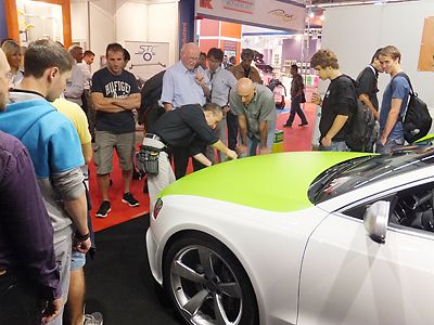 ラッピング施工の実演が高い注目を集めていた