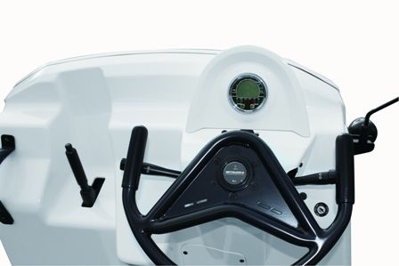 乗車定員2人の運転席はシンプルで、どこか親しみやすい