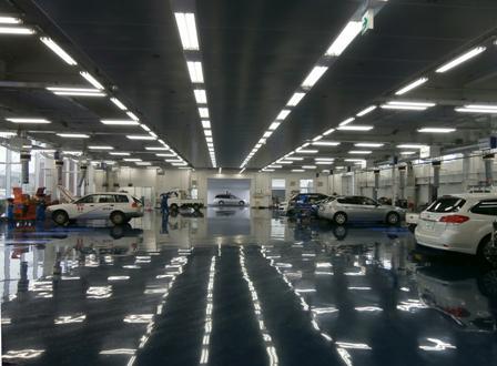 工場内はLED照明や床暖房を完備