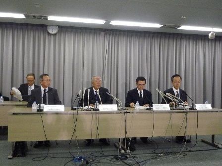 会見する鈴木会長(中央)