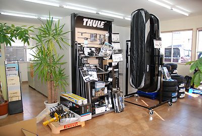 スーリーの展示棚を設置。ルーフボックスは現物があるとイメージが伝わりやすい