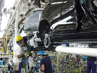 生産ラインでは日本人と現地従業員が一緒に働く