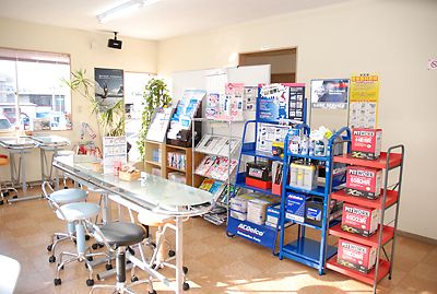 待合室には様々な種類のオイルやバッテリーが展示されている
