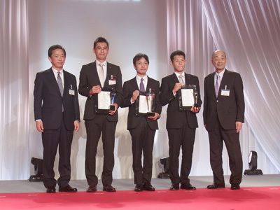 ホンダTOPS最優秀の山崎さん(中央)