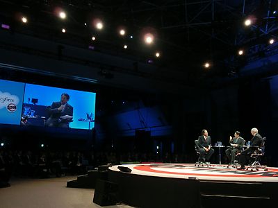 対談会場には1万3千人もの人が詰め掛けた