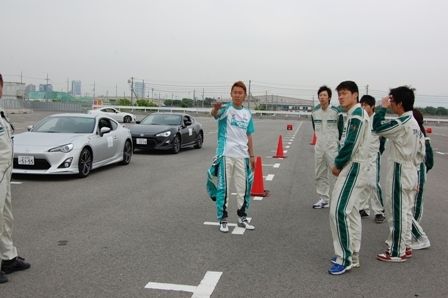 大阪トヨペットは新人研修にもプロの手を借り試乗会を活用