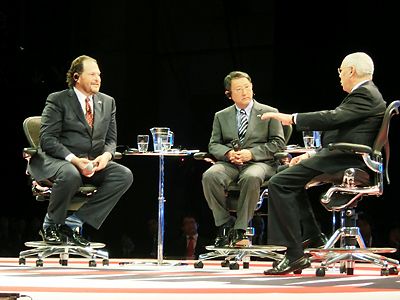 対談する3氏(右からパウエル氏、豊田氏、ベニオフ氏)