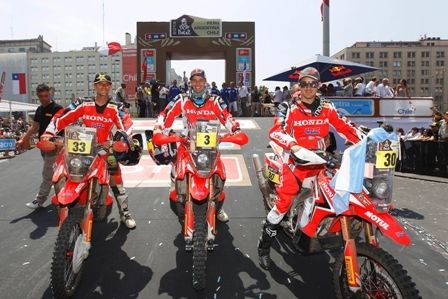表彰式に参加するチームHRC(ホンダ)のライダー