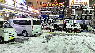 大雪に見舞われた1月14日のカー用品店は多くの来店客で賑わっていた