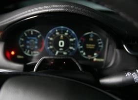 ステアリングコラム上に設置した視線検出カメラ