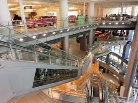 地下1階から5階まで吹き抜け部をエスカレーターで上下できる