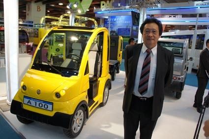 必翔電動汽車の伍董事長と小型車両