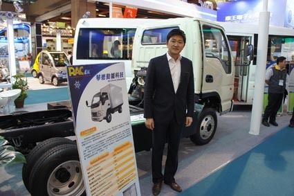 華徳動能科技が開発した電動小型トラックと蔡総経理