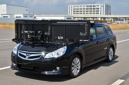 ボンネット上に搭載したディスプレーを見ながら運転する