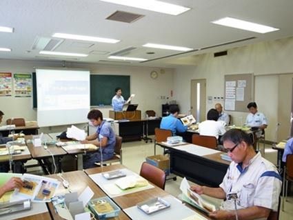 春日部支部での講習。組み立てには慣れも必要