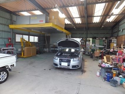 SSの裏側に車検・BP工場を構える