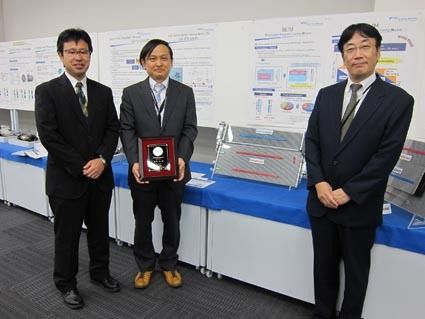 開発チームの3人(写真右からグローバルテクノロジー本部の原氏、岩崎氏、回谷雄一氏)