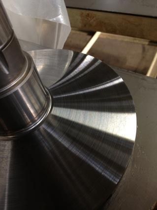 新工法によって鏡面のように仕上げられたプーリー