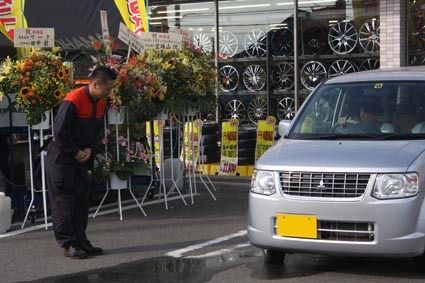 顧客一人ひとりに対する店頭での挨拶を徹底する。小規模店舗ならではの取り組みだ