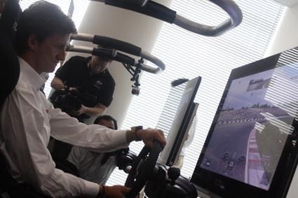 プレスに向けて腕前を披露。鈴鹿サーキットステージで好タイムを記録した