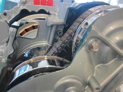 新型プーリーを採用したCVTのカットモデル