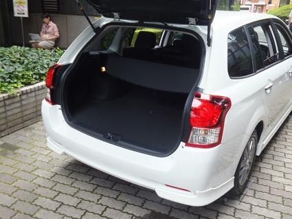 シート下にハイブリッドバッテリーを搭載することでガソリン車と同一のスペースを確保