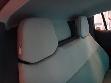 リアウインドーのない車内