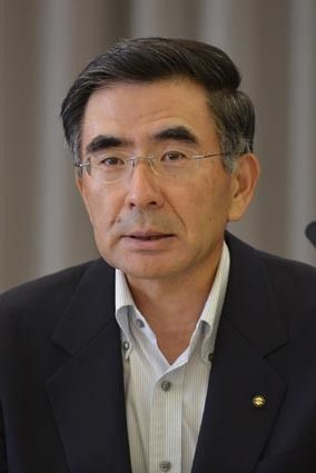 会見する鈴木俊宏副社長