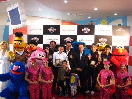 オープン当日はクッキーモンスター、エルモなどの人気キャラクターも同席し、大きく盛り上がった