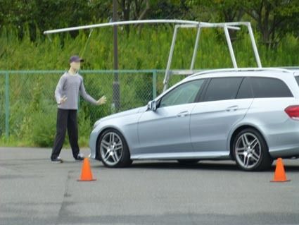 飛び出した歩行者も検知する