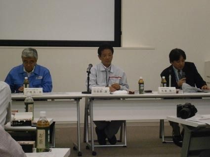 会見する羽田野常務工場長ら