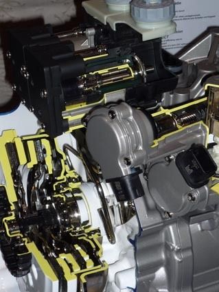 乾式デュアルクラッチ(下)と上部が電動油圧クラッチアクチュエーター