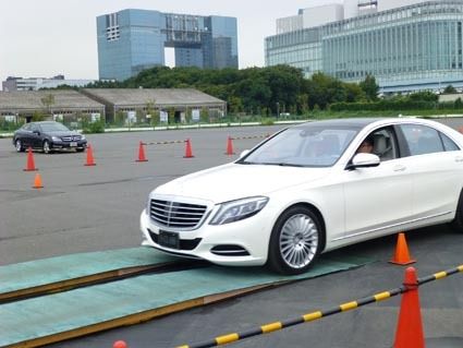 段差や凸凹を見つけるとあらかじめサスペンションを制御してボディーを水平に保つ