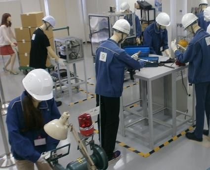 マネキン人形が行っている作業の間違いを探し、危険個所を見つけ出す