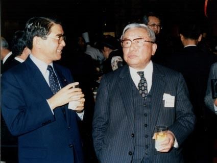 トヨタ自動車の販売店総会後の懇親会で豊田英二氏と談義する山口春三氏(当時トヨタビスタ東名古屋社長)