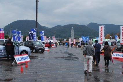 最新のエコカーを展示した屋外会場には、計3千人が来場、盛況を集めた