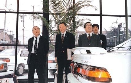 改築間もない万代店に豊田英二最高顧問(当時会長、左端)を迎えるトヨタカローラ南海の久保社長(当時、左から2番目)(昭和63年)