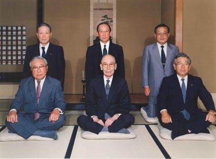 瀧川勝二元会長(瀧川博司会長の父)米寿の会 平成4年7月20日(前段左・豊田英二氏、前段中央・瀧川勝二氏、前段右・豊田章一郎氏、後段左・岩崎正視氏、後段中央・瀧川博司氏、後段右・辻繁治氏)