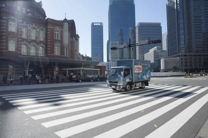 決勝ラウンドで都心の道を走るキャンターエコハイブリッド