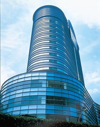 曲線を主体としたデザインが特徴で、青い外観とガラス張りで未来館を表現した