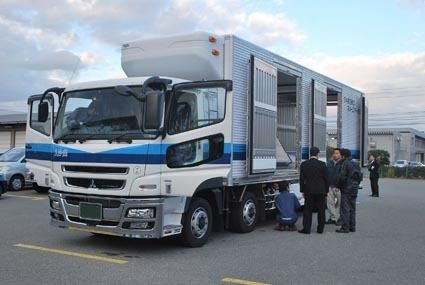 国内初の三室冷蔵冷凍車