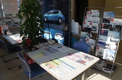 商談と入庫受付を兼ねた事務所スペース