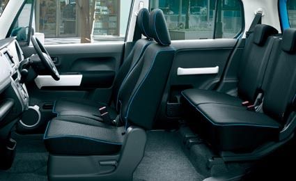 内装はカラーパネルを利用して楽しさを表現