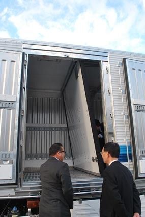 断熱性に優れた可変式の間仕切り。輸送品目によって各荷室の面積を調整できる