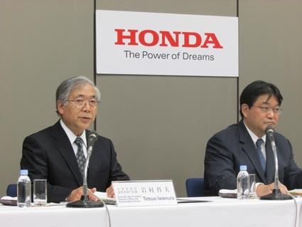 会見する岩村副社長(左)