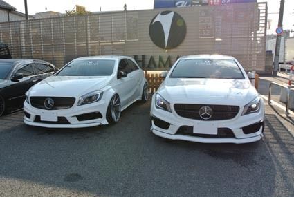 カスタマイズの取り組みは、ショーや雑誌掲載を通じて広く認知されている。写真はメルセデス・ベンツ「CLA」(右)と「Aクラス」のデモカー