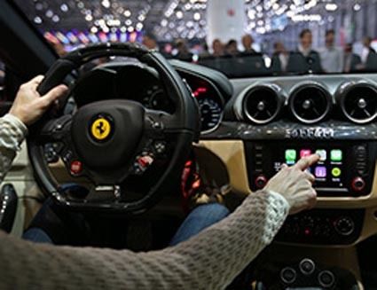 「カープレイ」の表示画面(フェラーリ)