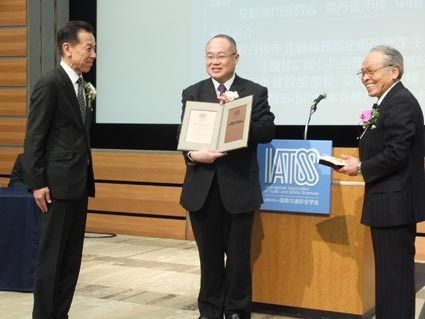 国際交通安全学会の学会賞をうけた中山泰市長(中央)と丹海バスの小倉信彦社長(左)