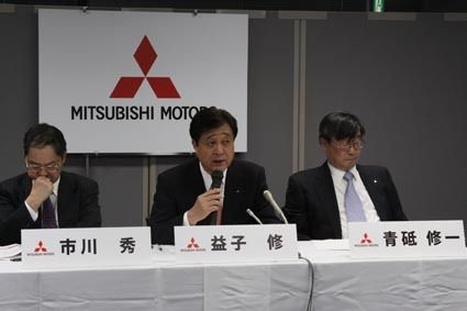 会見する益子修社長(中)