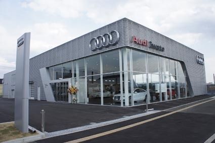 外観のアルミハニカムパネルやサーキットをイメージしたショールームなど最新のコンセプトを取り入れた